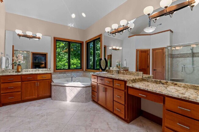 Building Photo - Luxurious 5-Bed Sanctuary with Scenic View...