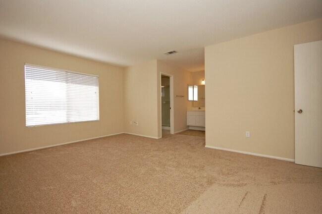 Building Photo - Beautiful 4BR/2.5BA Condo in Tanglewood!!!