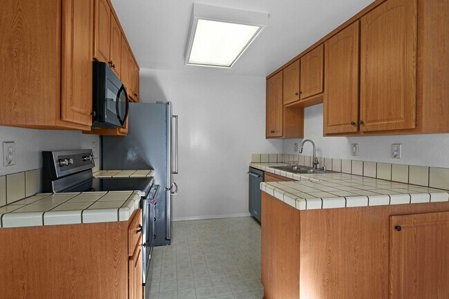 Building Photo - Update and Move-In Ready, 2BD/2BA, End-Unit Upper-Level Condo in Fostoria Terrace- DANVILLE