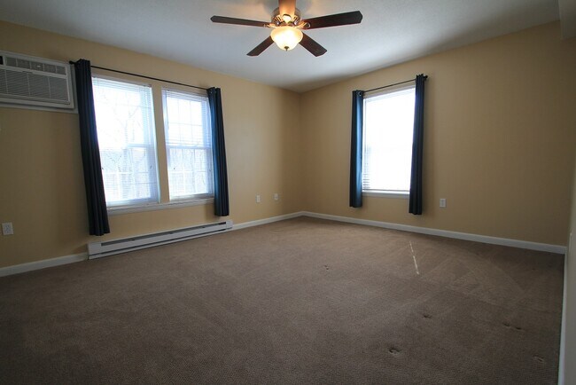 Building Photo - 82 Longview St