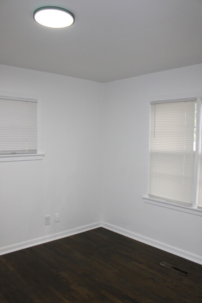 Building Photo - Spacious 4 Bedroom, 3 Full Bath Home In In...