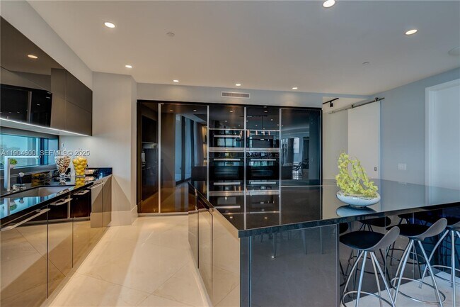 Building Photo - 18555 Collins Ave