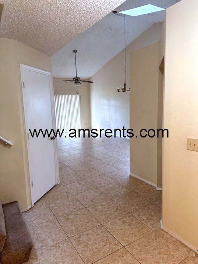 Building Photo - 3 bedroom Townhouse in Orlando