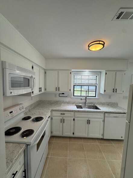 Building Photo - 121 Walker Cir W
