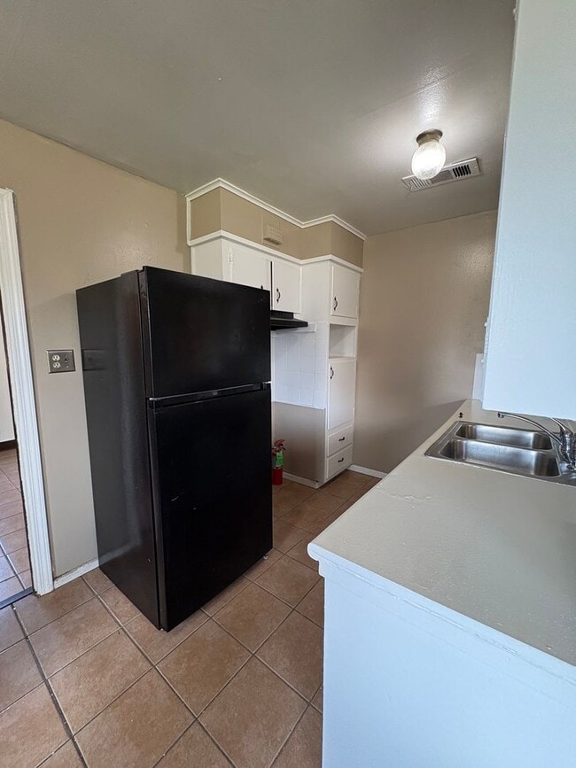 Building Photo - Awesome home with lots of space and storage!