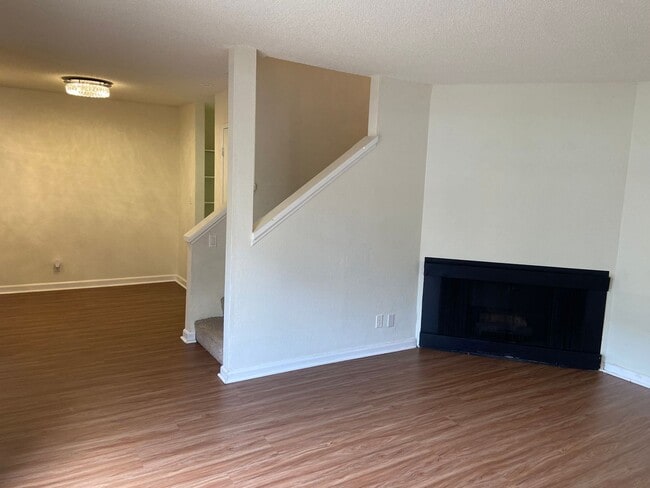 Building Photo - Townhouse Condo 2 BD / 1.5 BA