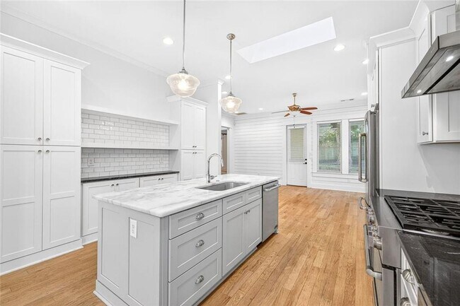 Building Photo - 523 Irwin St NE