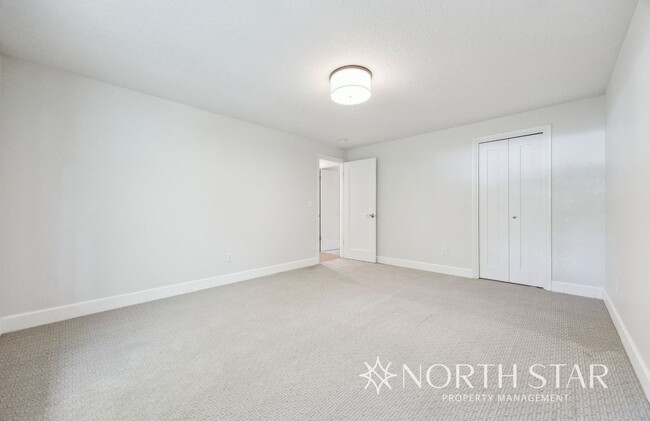 Building Photo - One Level Living in Lake Oswego
