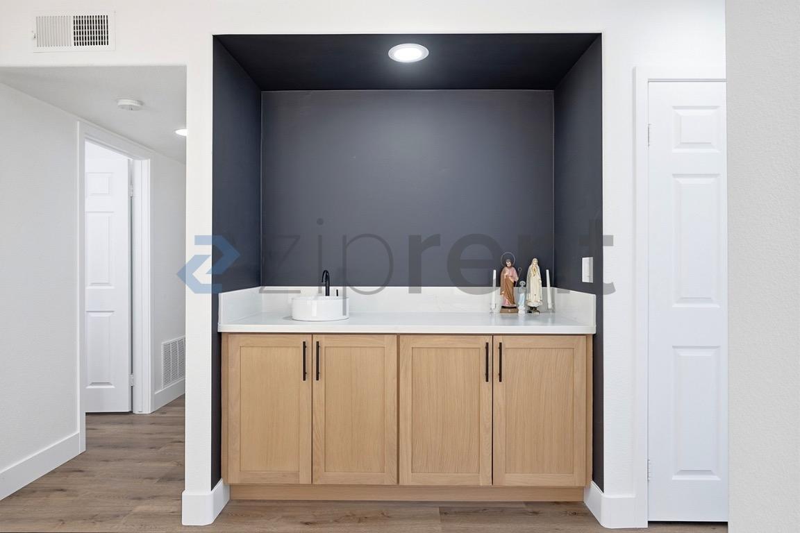 Building Photo - Unit