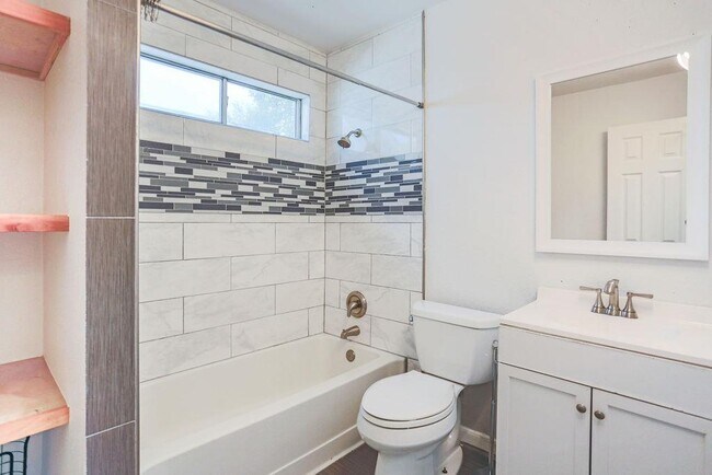 Building Photo - 215 Estate Dr