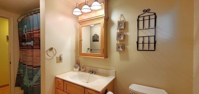 Building Photo - Charming 3-Bedroom, 1.5-Bathroom Fully Fur...