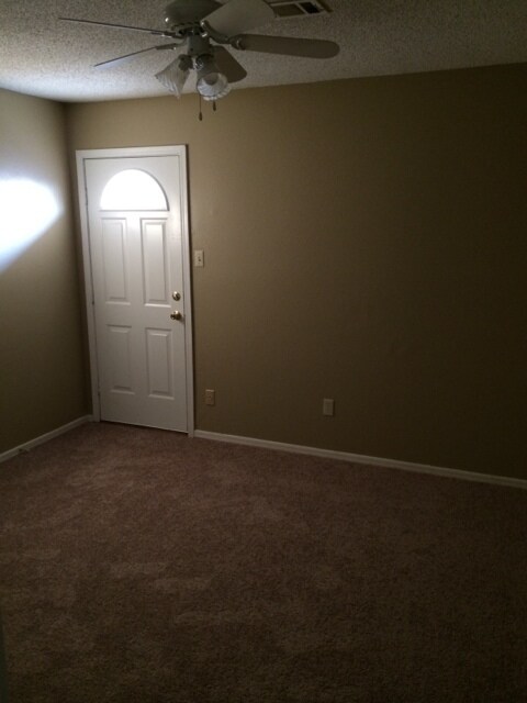 Building Photo - 8607-8607 Southridge Dr
