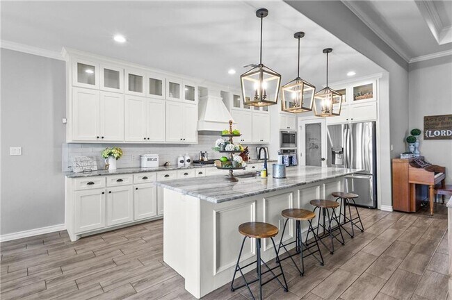 Building Photo - Spacious 4 or 5 Bedroom Home for Rent | Desirable Southside Location
