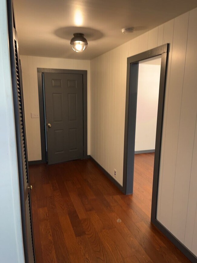 Building Photo - Wonderful Spacious 3-Bedroom 3 Bath with Over an Acre of Land with a Private Gate!