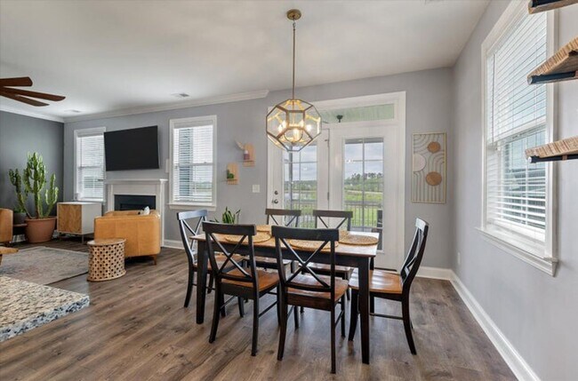 Building Photo - Show stopping 5 bed/3 bath rental in the h...
