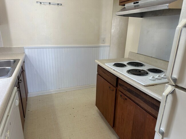 Building Photo - Convenient Leesburg Living – Walk to Leesburg High School!