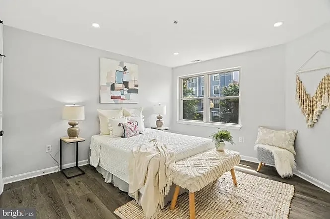 Building Photo - 1240 Holbrook Ter NE