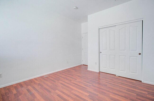 Building Photo - 4836 S Summit Ct