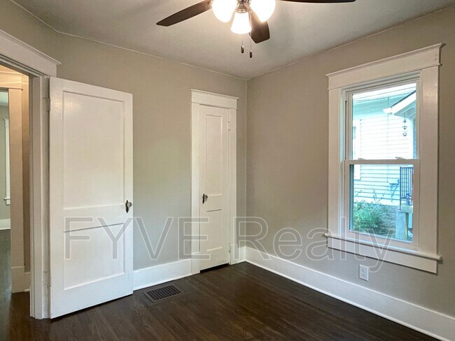 Building Photo - 1126 Sharpe Ave