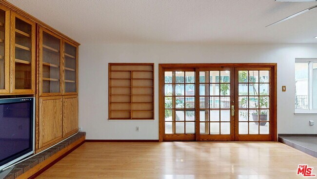 Building Photo - 7814 Woodhall Ave