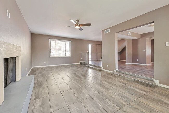 Building Photo - Large 6 Bedroom near Broadway & Rural!  POOL WITH SWIM UP BAR!