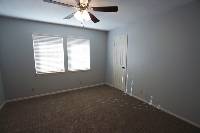 Building Photo - Available Now: Stunning 4-bedroom, 2-bath ...