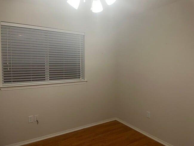 Building Photo - 3/2 Central heat and air, washer dryer connections