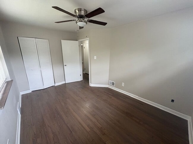 Building Photo - Amazing 4 Bedroom 1 Bathroom available in ...
