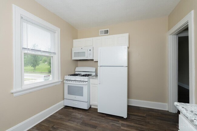 Building Photo - Bright 1-Bed in Clifton — Hardwood Floors, Off-Street Parking, Water Included