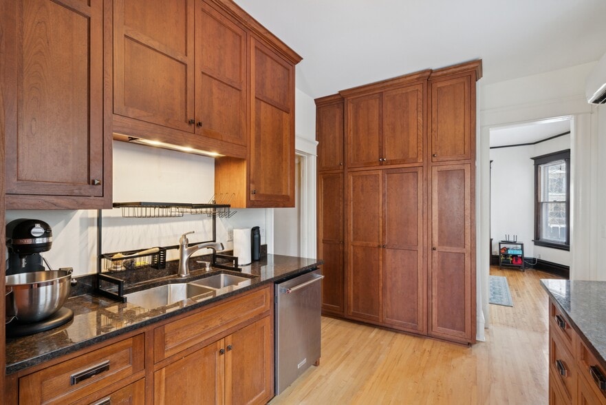 Building Photo - 2120 Emerson Ave S