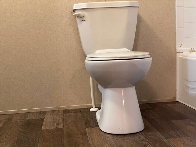 Building Photo - 2 Bedrooms, 2 Bathrooms - Home in Cedar Bluff!