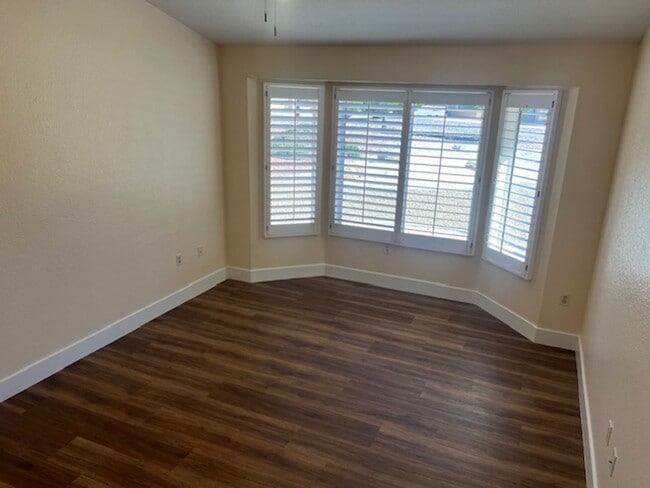 Building Photo - Beautifully Updated 2 Bedroom, 2 Bathroom ...
