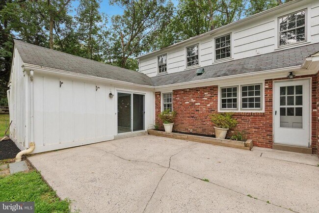 Building Photo - 310 Pine Tree Rd