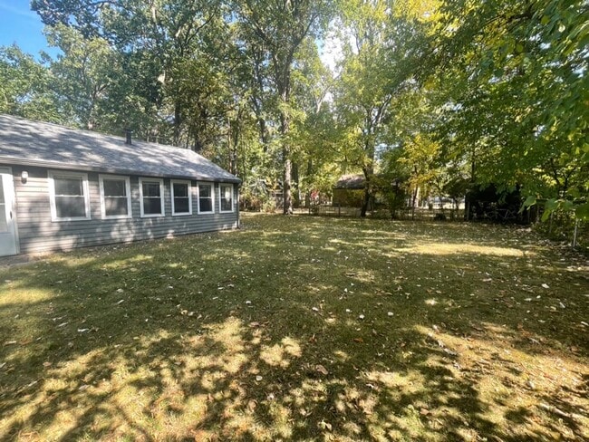 Building Photo - Spacious 4 Bed / 2 Bath Home with Large Ba...