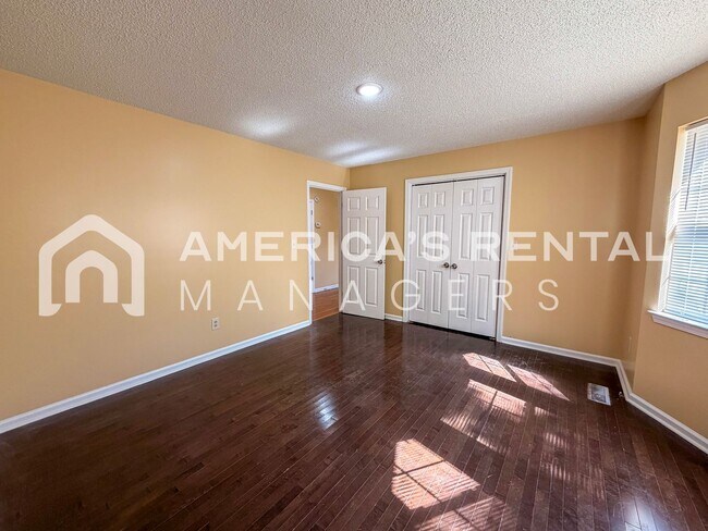 Building Photo - Modern 3BR/2BA – Easy Commute to Downtown!