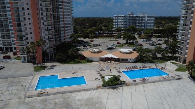 Building Photo - Spacious One Bedroom Two Bath Condo with Parking at Buckley Towers in North Miami Beach