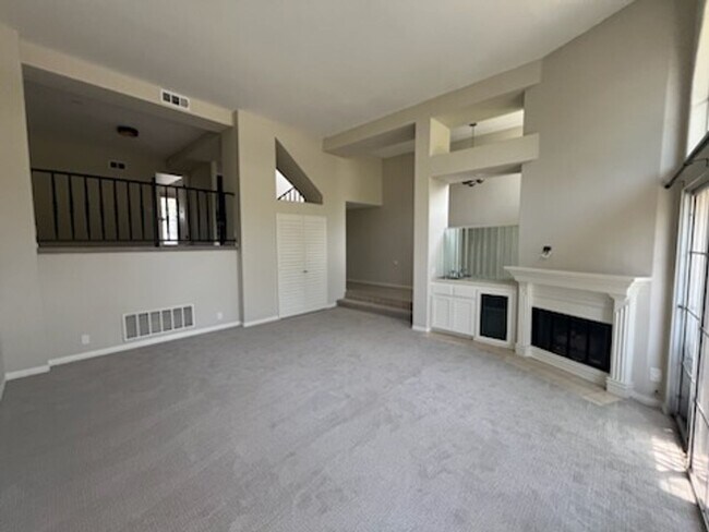 Building Photo - Luxurious Townhouse Located in the exclusi...