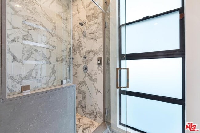 Building Photo - 920 Linda Flora Dr