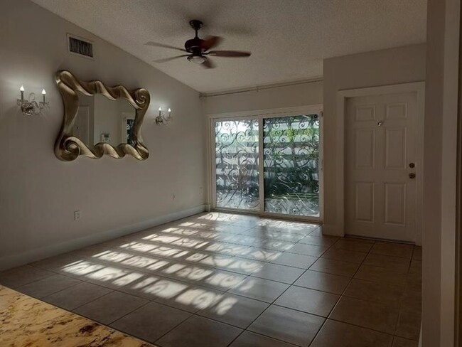 Building Photo - 2718 N Nob Hill Rd