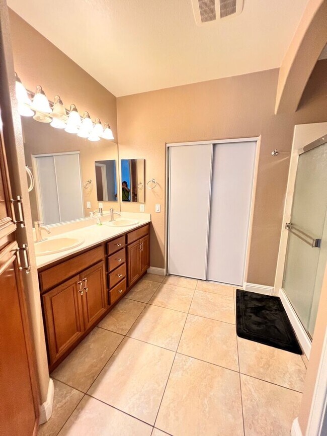 Building Photo - Gorgeous 1 story single home, 3 beds, 2 ba...