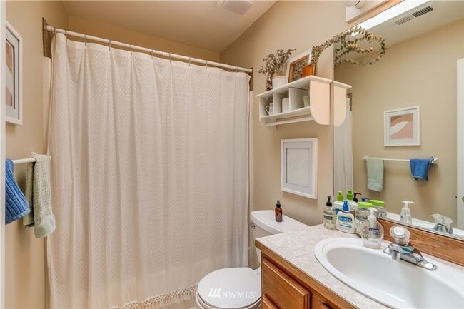 Building Photo - 6 Bedroom 3.5 Bathroom home with large yard and garage in Bellingham