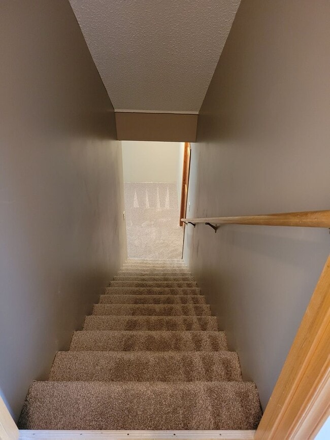 Building Photo - Spacious End Unit Townhouse