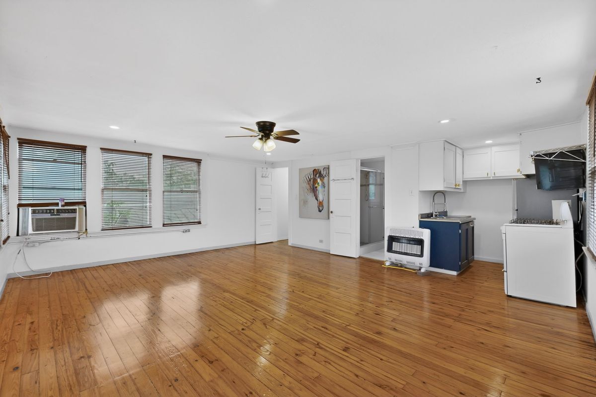 Building Photo - 526 W Lynwood Ave