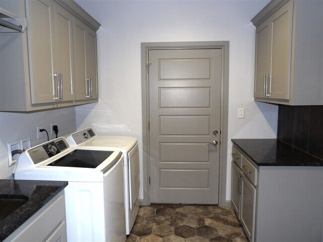 Building Photo - 3914 NE Realtree Dr