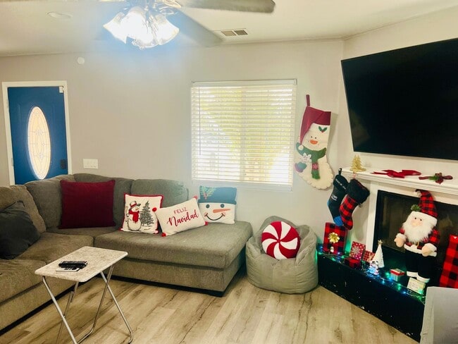 Building Photo - Spacious Single-Story 4 Bedroom Home with Lovely Backyard