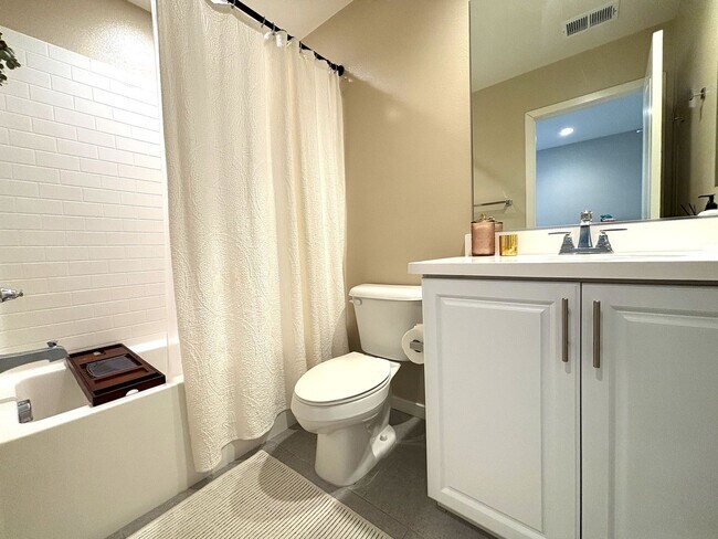 Building Photo - Stylish, Modern Townhome with Designer Tou...