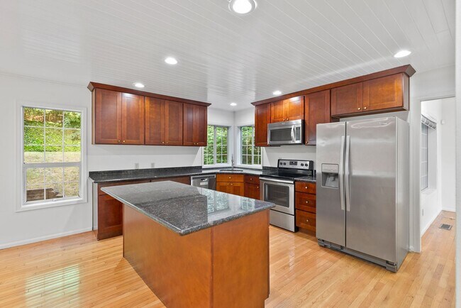 Building Photo - Beautiful 3-bedroom, 3-bath home on corner lot!