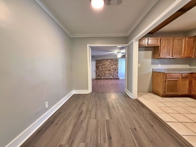 Building Photo - Cozy 3 Bedroom Home Ready for Move In!- $5...