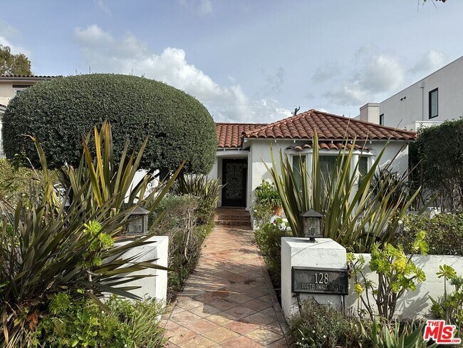 Building Photo - 128 S Swall Dr