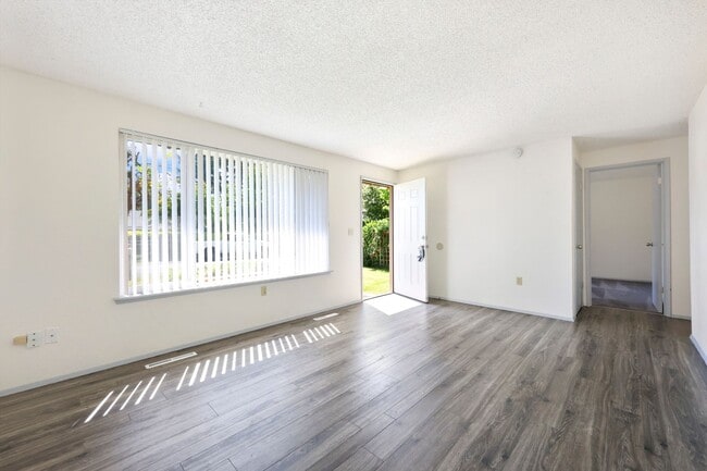 Building Photo - Move in ready now! 3 bedroom rambler in NE...